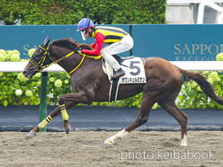 カラープリント(アルミ枠付き)2023年8月5日札幌4R 3歳未勝利(ポワンキュルミナン)