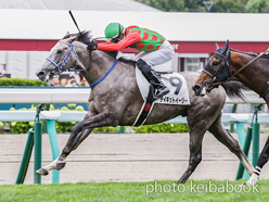 カラープリント(アルミ枠付き)2024年8月4日札幌6R 3歳未勝利(テイキットイージー)